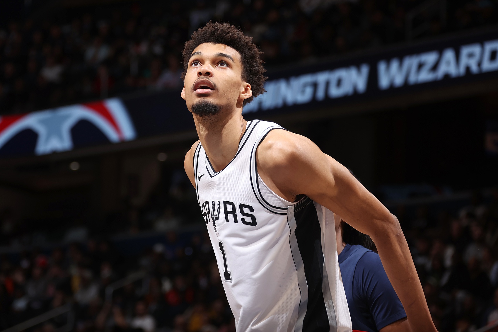 问题不大吧？蒂格：如果文班能保持健康 那他下赛季会进最佳阵容