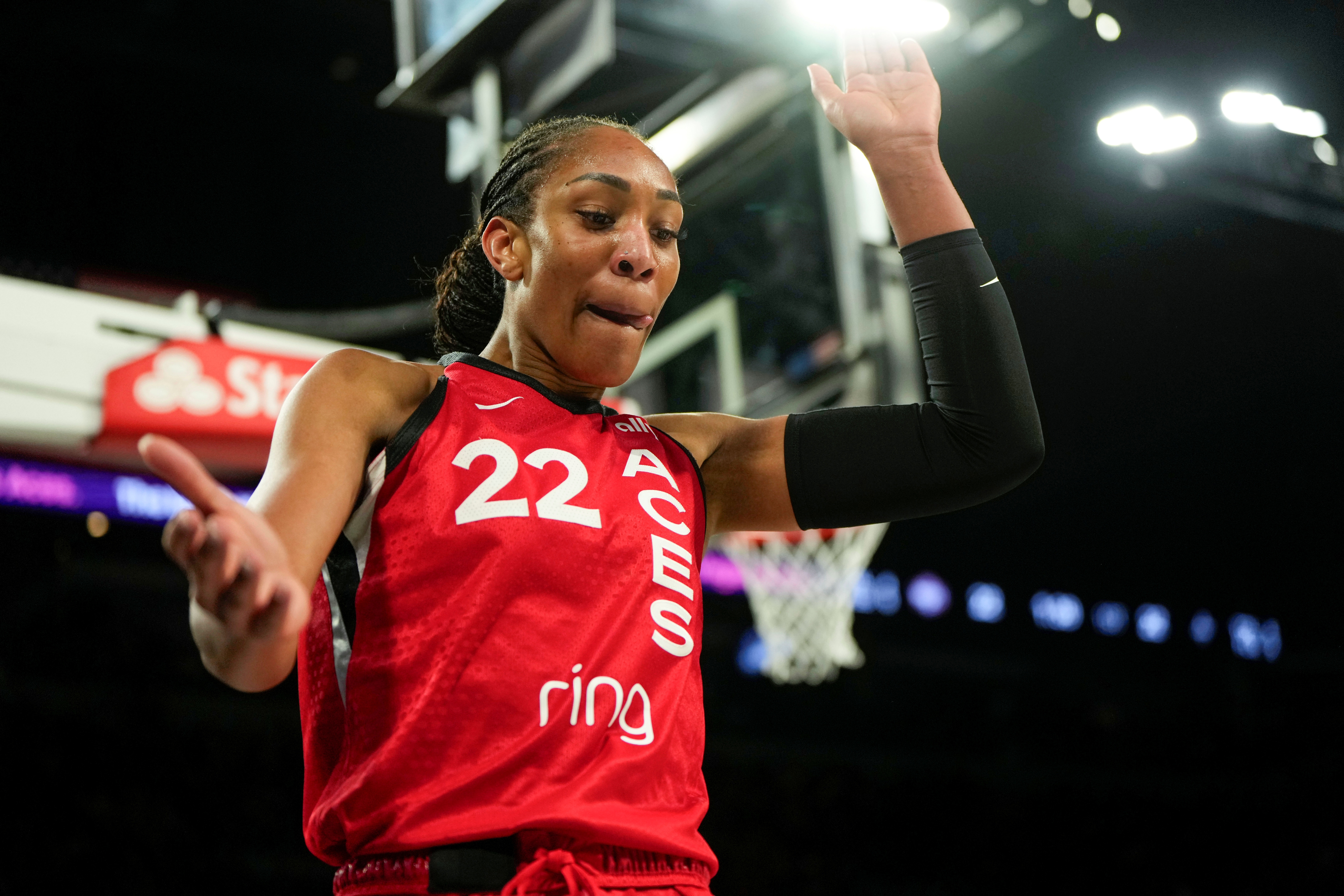 半岛体育官方网站-无解！阿贾-威尔逊17中9轰23分19板4助2断4帽 提前下场不刷第20板