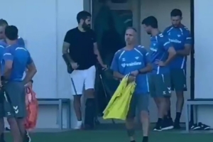 半岛体育APP-六台：伊斯科拄拐回到贝蒂斯训练基地，恢复情况良好